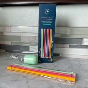 NWOT - Chic & Tonic - 4 Colorful Silicone Straws - Brush Cleaner - Carrying Case